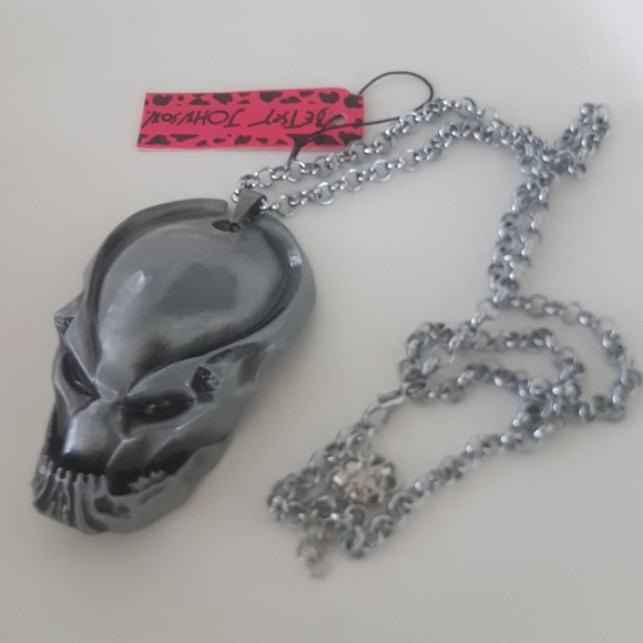 ☠ Predator Mask Necklace - Picture 4 of 4